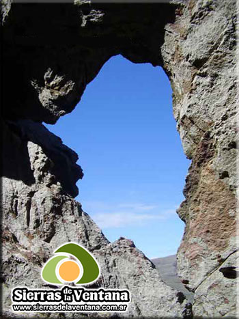 Ventana del Cerro Vacacua en la Reserva Sierras Grandes