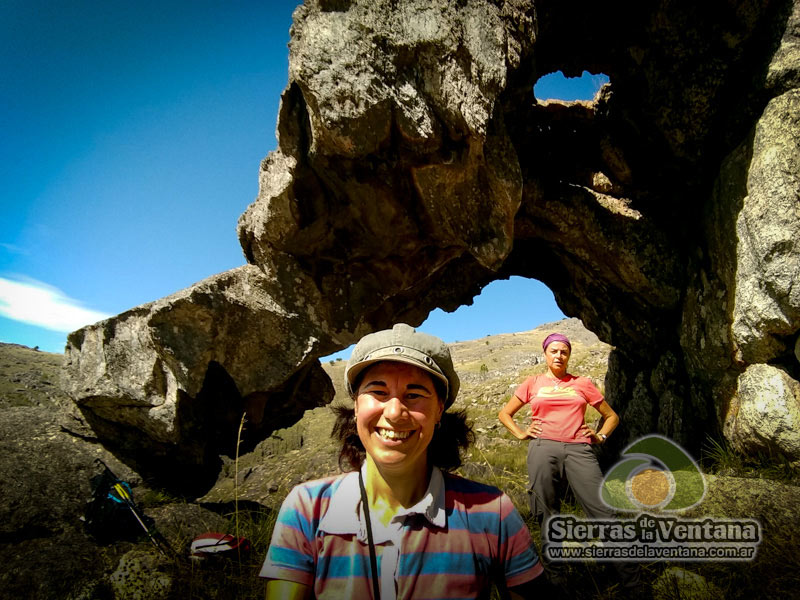 Arco y Chimenea Quebrada Blanca en Sierra de la Ventana