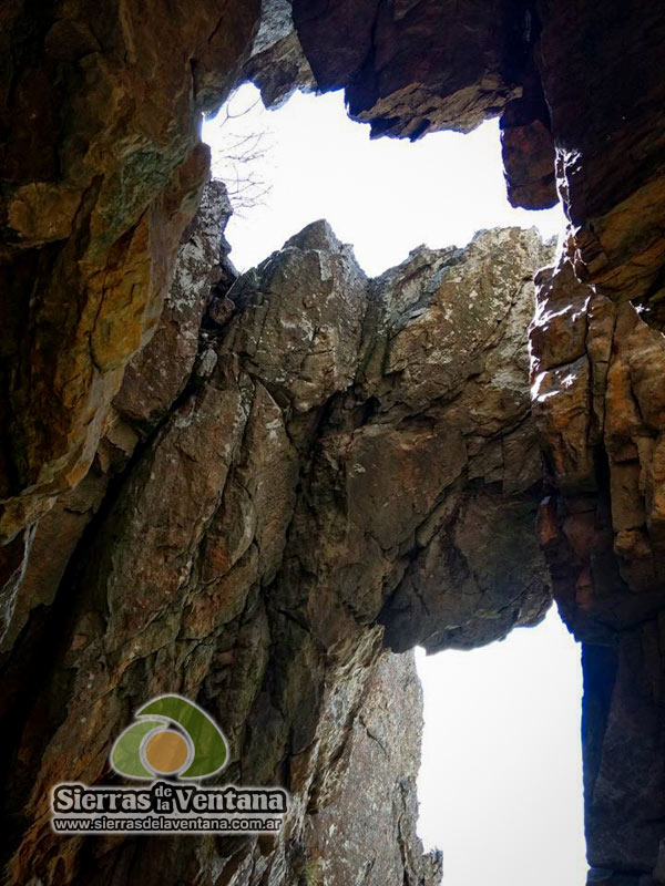 Arco y Chimenea Quebrada Blanca en Sierra de la Ventana