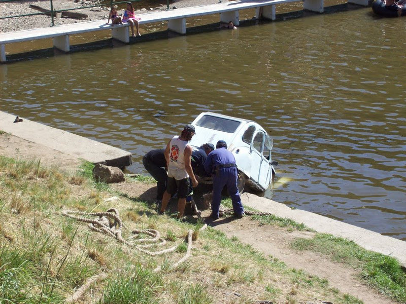 Cayó un Citroen en el Dique de Sierra de la Ventana