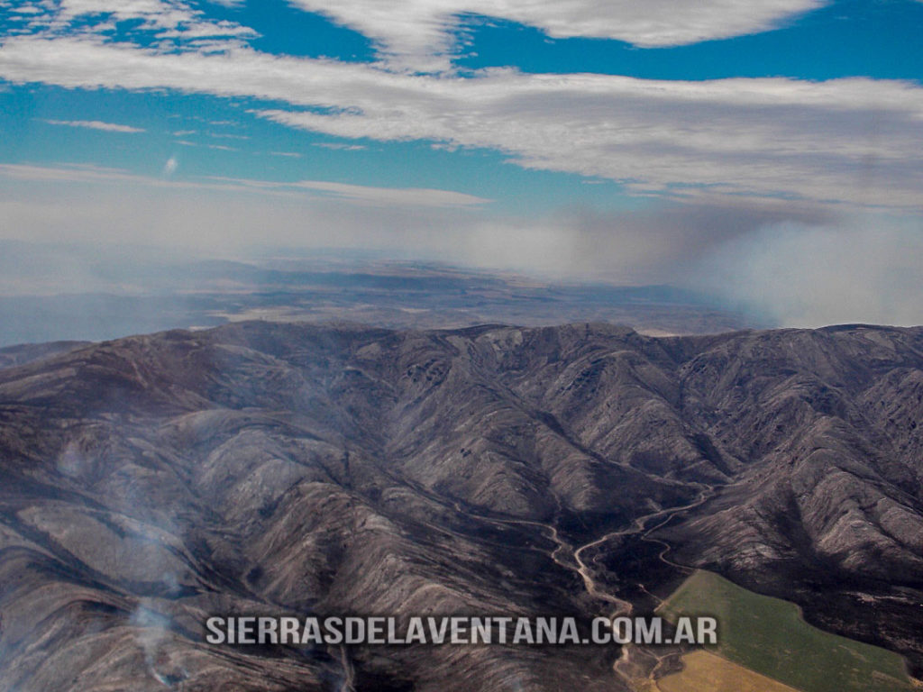 Incendio sobre las Sierras de la Ventana