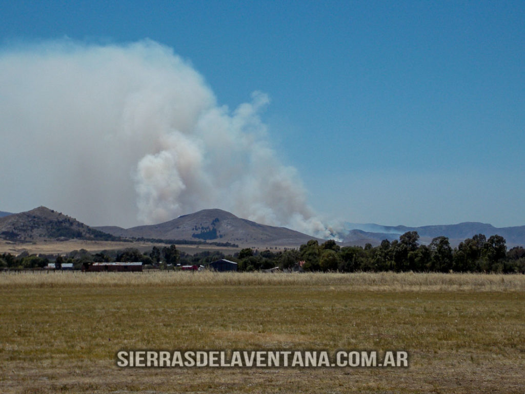 Incendio sobre las Sierras de la Ventana