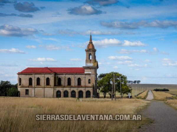 Iglesia López Lecube a 116 kilómetros de Sierra de la Ventana